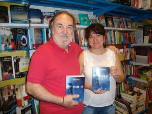Eduardo Bartrina con la dueña de la librería Carrascal en Rua de Duero