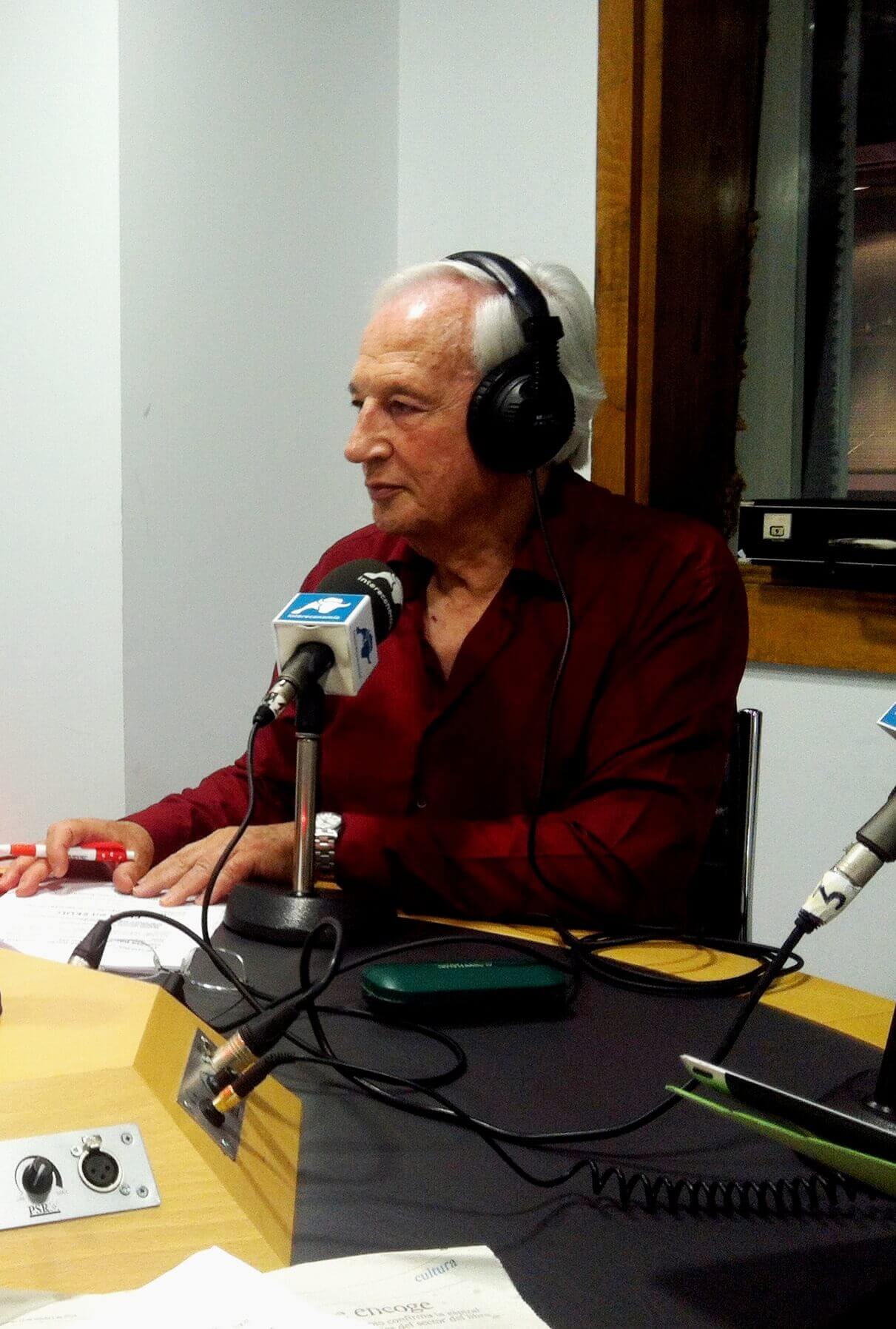 Carlos Cué presenta el programa 'Ecos de Actualidad' en Radio Inter